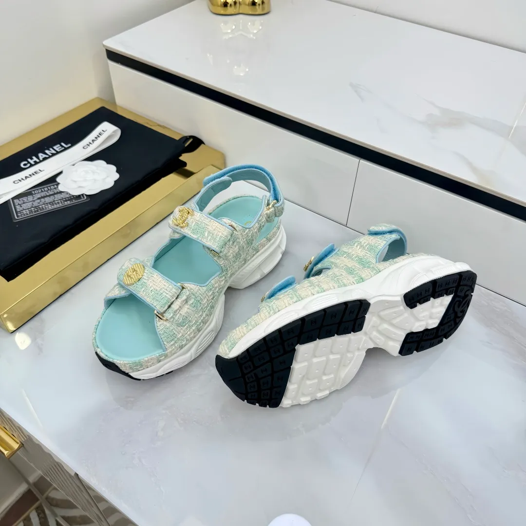 👟👟Ex-factory price 640👟👟 Top version... Chanel｜Chanel Xiaoxiang Velcro Beach Slippers Slippers Casual Beach Shoes 25ss Spring and Summer New Style! Beach shoes are a hit all over the internet! The latest model from the counter, I am still willing to buy it on my feet. It must be ranked among the most popular models. It is invincible in all seasons. Various bloggers and Internet celebrities can see the matching styles. Highly recommended. Pearlescent sheepskin upper, sheepskin lining, suede for feet. Original open-molded TPU outsole size: 35-40 (customized for 40 and 41). Full set of original packaging 👉 👉 👉